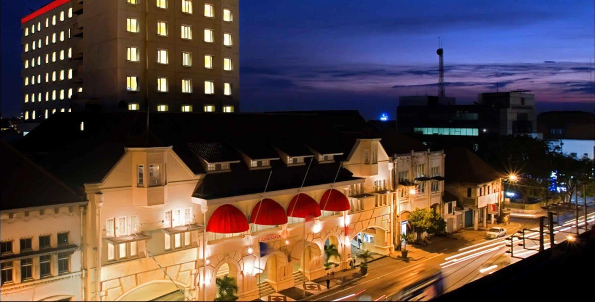 Arcadia Surabaya Hotel Exterior foto